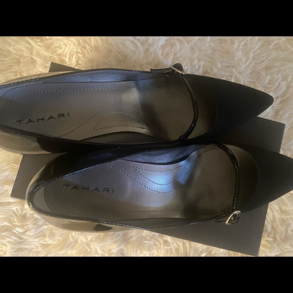 Woman’s Tahari pumps